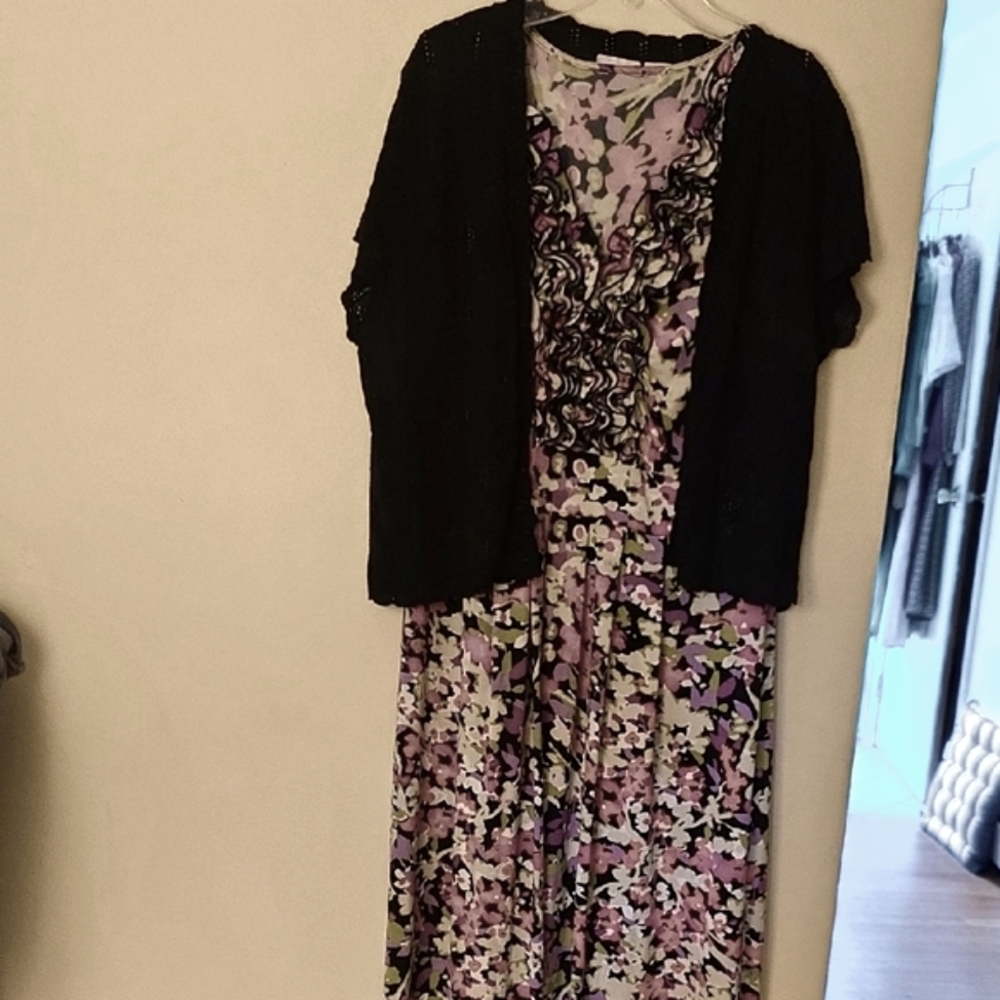 Kim Rogers Floral Patterned Top with Black Trim Ruffles Around The V Neck Line.